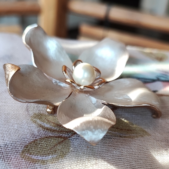 Frosted Matte White Enameled Unsigned Boucher? Vintage Brooch Blazer Pin Unisex - Picture 7 of 11